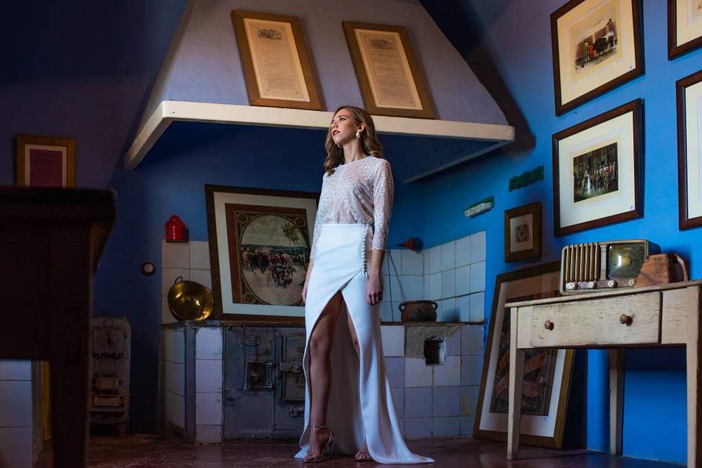 Vestido con gran abertura en la falda