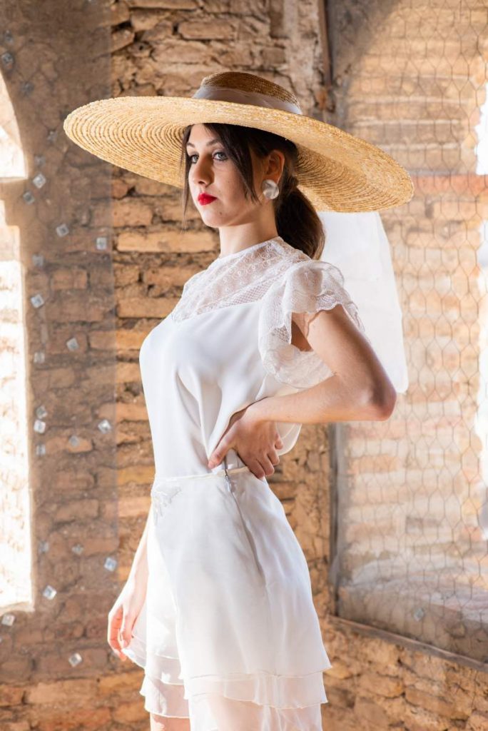 Conjunto de novia con pantalón y pamela