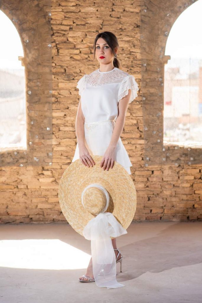 Conjunto de novia con pantalón y pamela