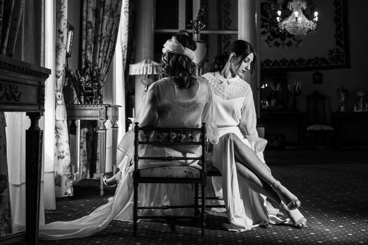 Dos novias sentadas