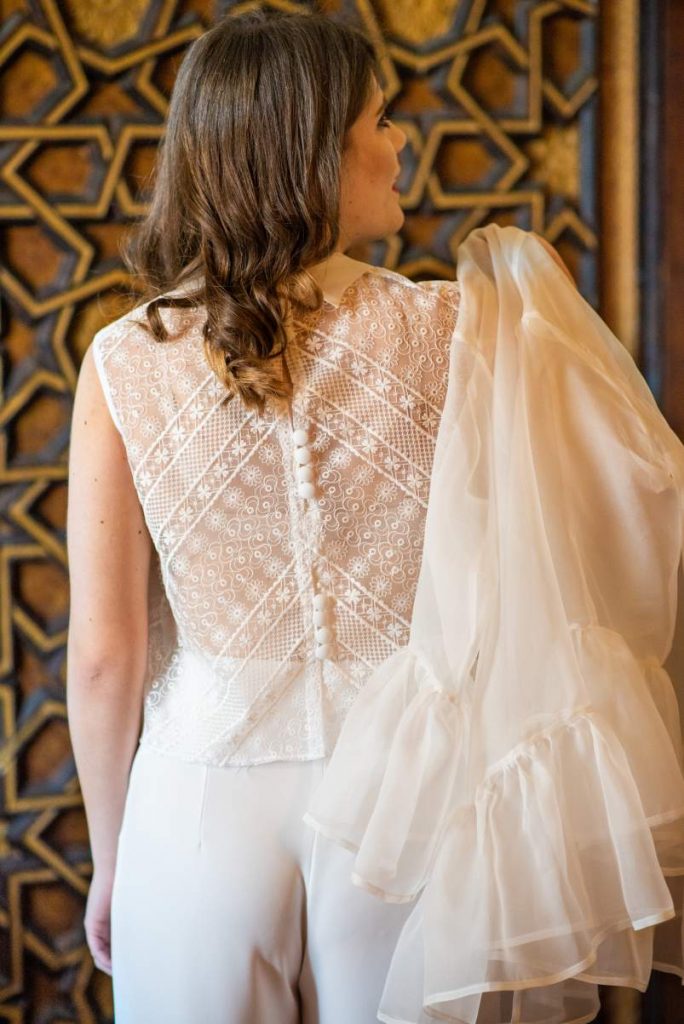 Espalda conjunto de pantalón para novia